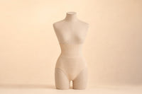 Faja moldeadora CurvaFit sobre maniquí, vista frontal